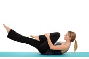 woman doing Pilates single leg stretch